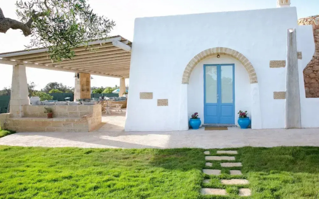 Luxurious Villa in Torre Suda with Hot Tub