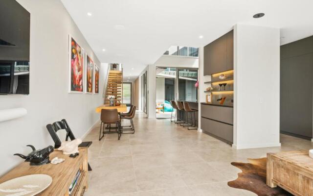 Tranquility Waters - Whangaparaoa Holiday Home
