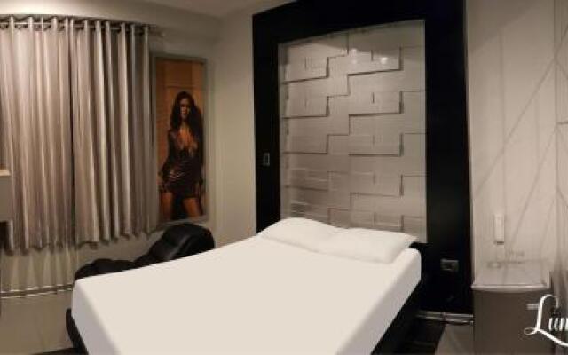 Hostal Lunarossa Suites