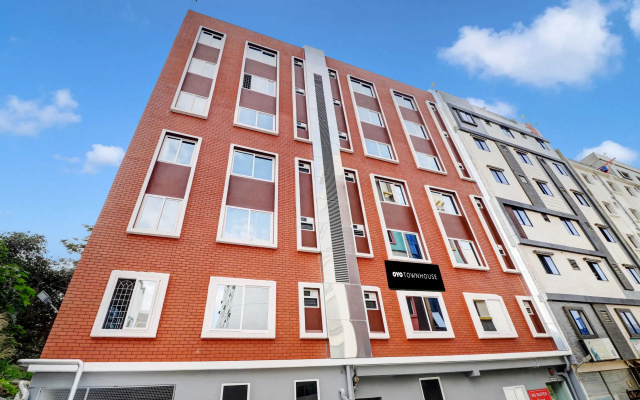 Townhouse Ecity Inn