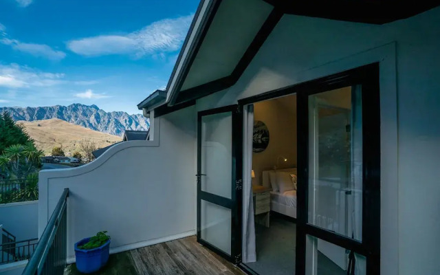 Modern 3 bedroom with stunning postcard views!