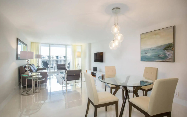DoubleTree by Hilton Grand  Biscayne Bay