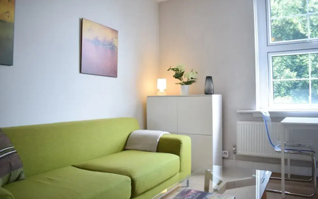 2 Bedroom Flat Near Tower Hill