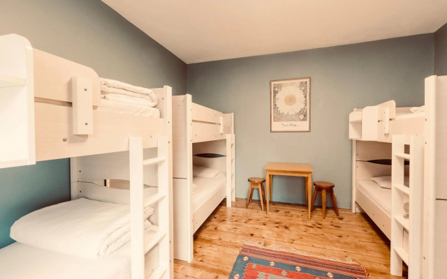 Cheers Midtown Hostel