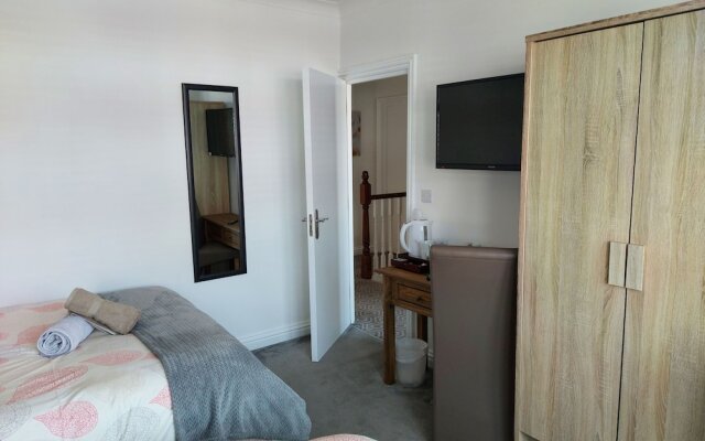 "room in Guest Room - Apple House Wembley - Family Room With Shared Bathroom"