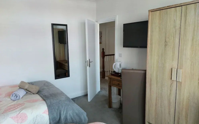 Room-apple House Wembley - Family Room w