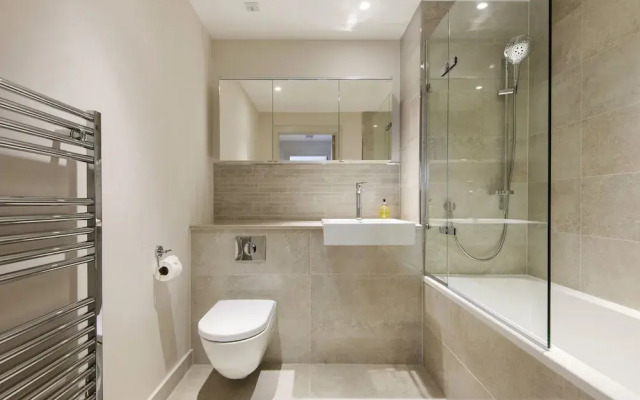 Contemporary Victoria Home by the River Thames