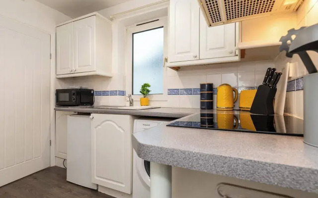 Sleek City Getaway - Walkable & Free Parking