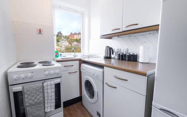 ☆ Bright, 2 Bedroom West End Apartment ☆