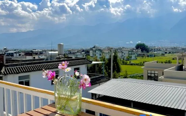 Lawn | Juean Caoping Dujia Garden Homestay (Erhai Longkan Wharf) – Outside – Dali