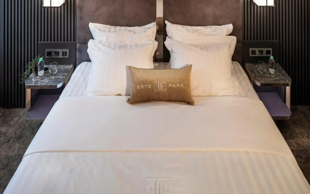 -- ESTE PARK HOTEL -- part of Urban Chic Luxury Design Hotels - open since October 2022 - Parking - Compliments - next to Shopping & Dining - Mall Plovdiv