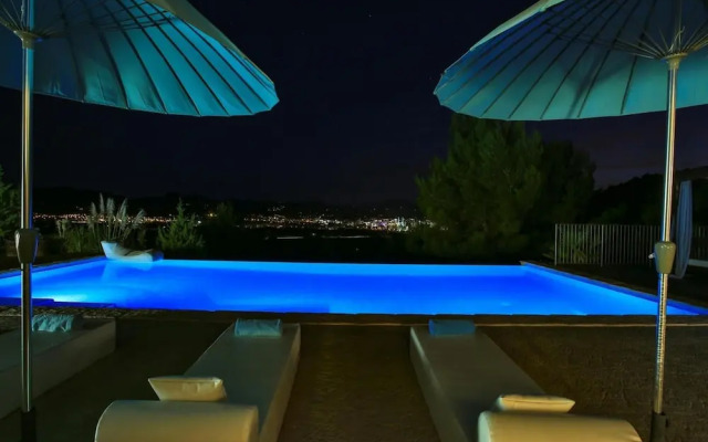 Cozy Holiday Home With Outdoor Cinema