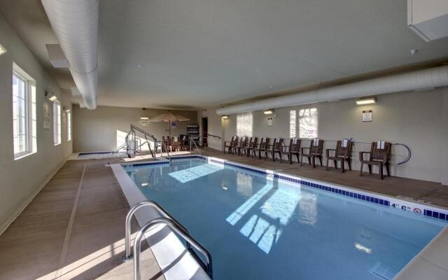 Cobblestone Hotel & Suites - Newton