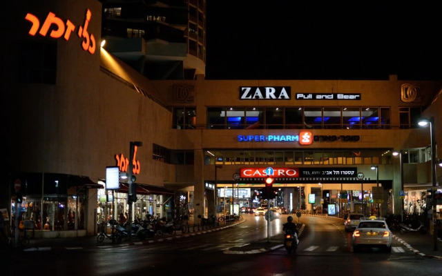 Rothschild Chic Studio