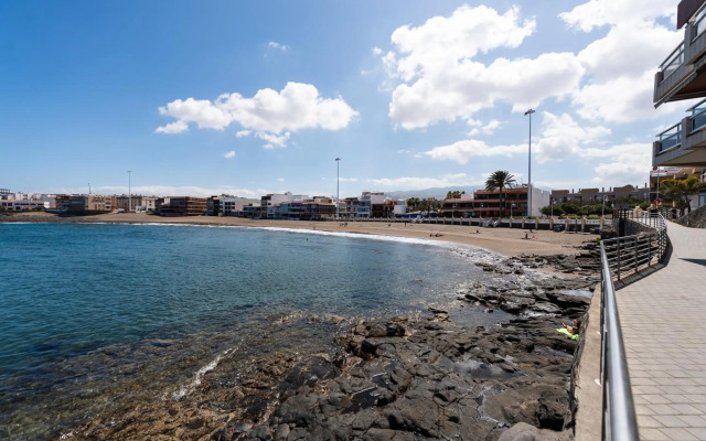 Durmiendo sobre el mar, Vivienda Los Riscos