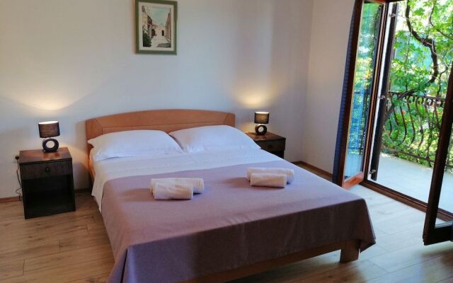 Apartments and Room Caric