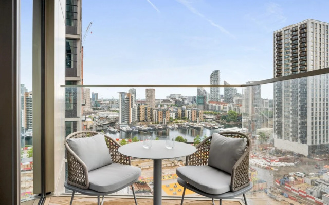 Stunning two Bedroom Docklands Apartment With Balcony