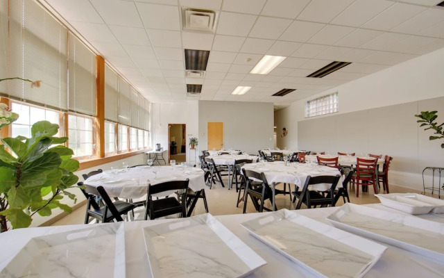 Conference Center & Pond: New Kensington Apartment
