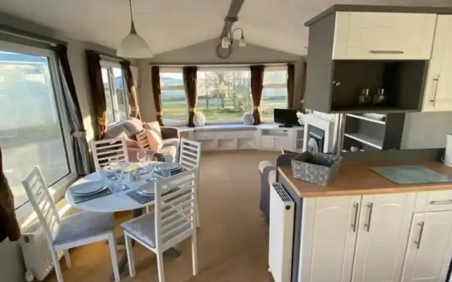 Immaculate 2-bed Static Caravan Near the Lake