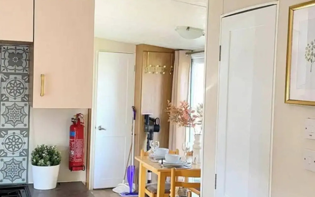 Harwich - Caravan - Sleeps 10 - Garden - Pool