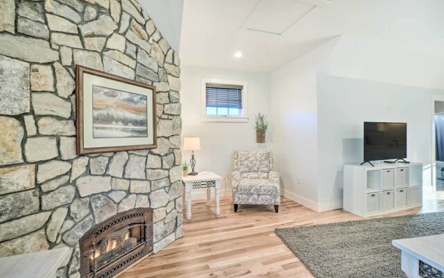 2 Mi to Town: Castle Rock Retreat w/ Fireplace!