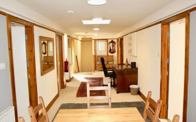 Homely 3 Bedroom Flat With Castle Views