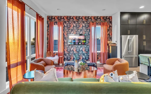 Rooftop Hot Tub City Views Disco Lounge