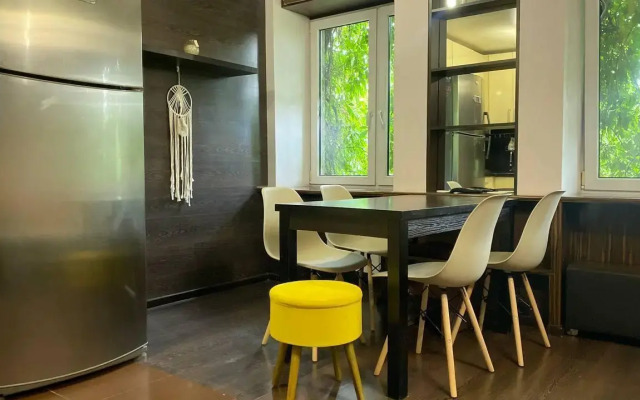 Grape Room Apartment on Mira Avenue 122