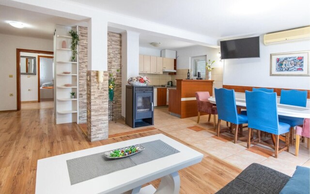 Nice Apartment in Ploce With Wifi and 5 Bedrooms