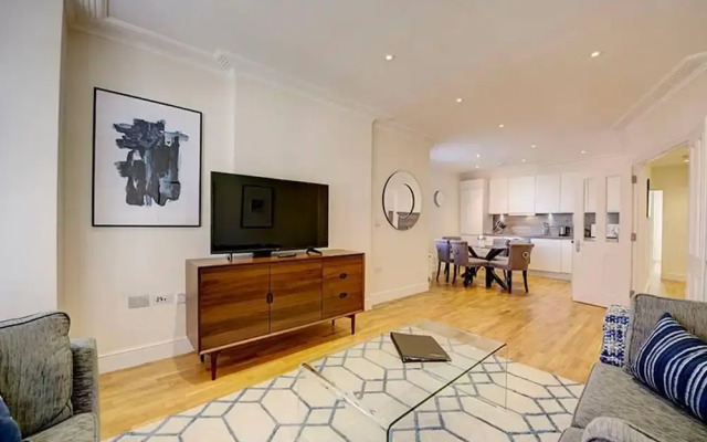 Bright Three Bedroom Apartment in Hammersmith, London