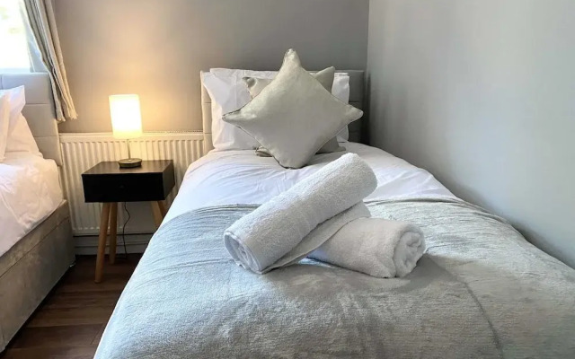 2 Bed Town Centre Free Park Wi-Fi Garden