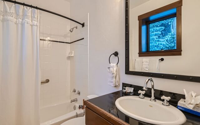 Slopeview Sanctuary 4 Bedroom Home by RedAwning