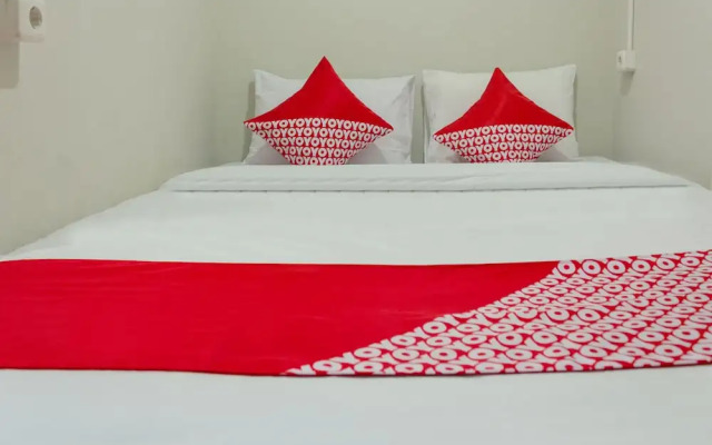 OYO 737 Kamar Keluarga Mahkota 8