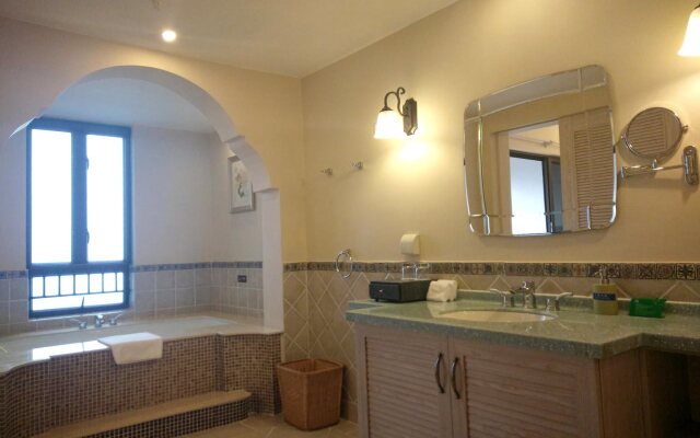 Twin Moon Bay WeHouse Hotel