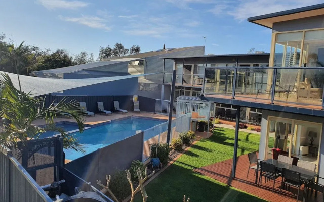 Grandeur Holiday Units