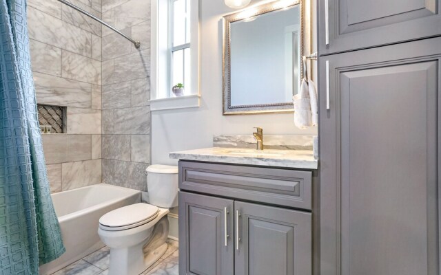 Stunning Modern and Fully-Upgraded 5 BR with Pool