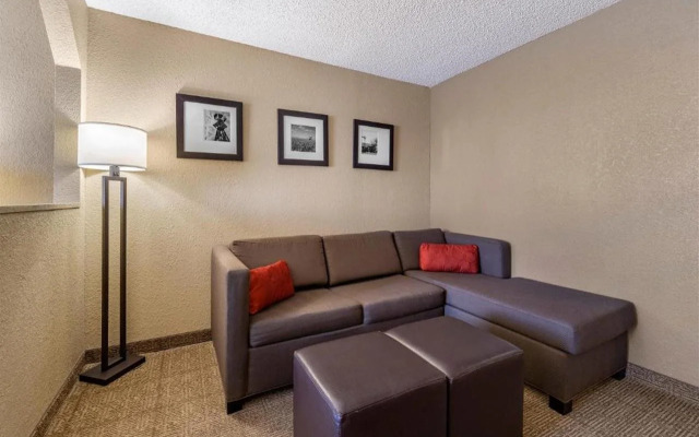 Comfort Inn & Suites Hays I-70