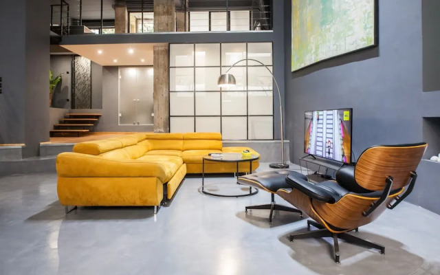 Modern Industrial Apt In Neos Kosmos