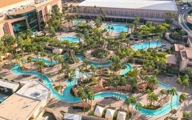 StripViewSuites Two Bedroom at Signature