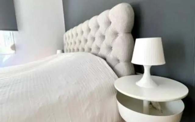 Bright 2bd apt, garden view & parking - Glyfada