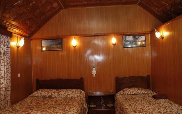 Holiday Inn Group of Houseboat