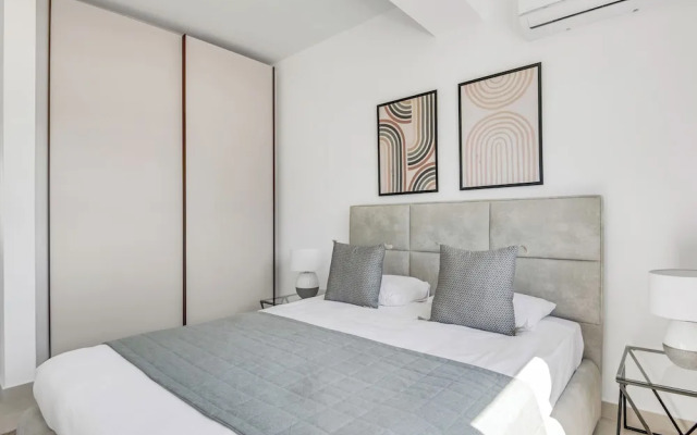 Sanders River Plaza Nice 3 Bedroom Apt w Terrace