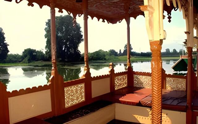 New Perfume Garden Group Of Houseboats