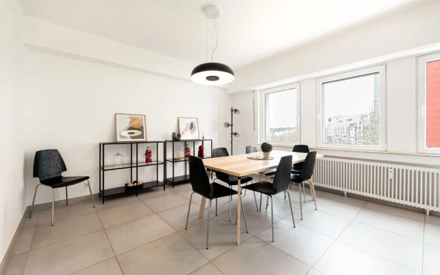City's Best View, Spacious 2BR Apartment W Balcony