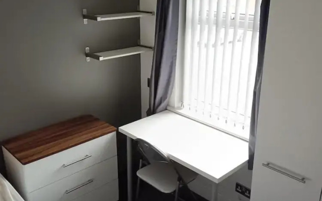 Charming Algernon House in Warrington