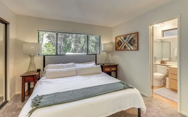 2 Decks! Pet-friendly Lake Arrowhead Cabin