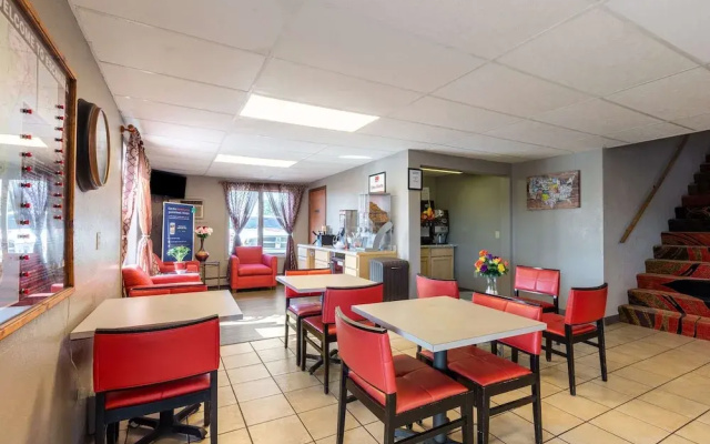 Econo Lodge Inn & Suites