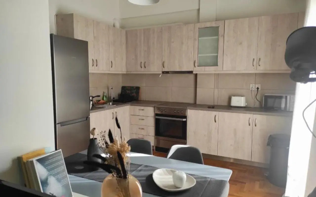 Sleek & Sunny Athenian Penthouse 5min from metro
