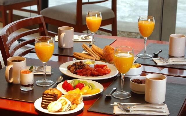 Holiday Inn Santiago - Airport Terminal by IHG