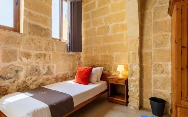 Naduri - 3 bedrooms (sleeps 7 + 2 kids) Nadur village